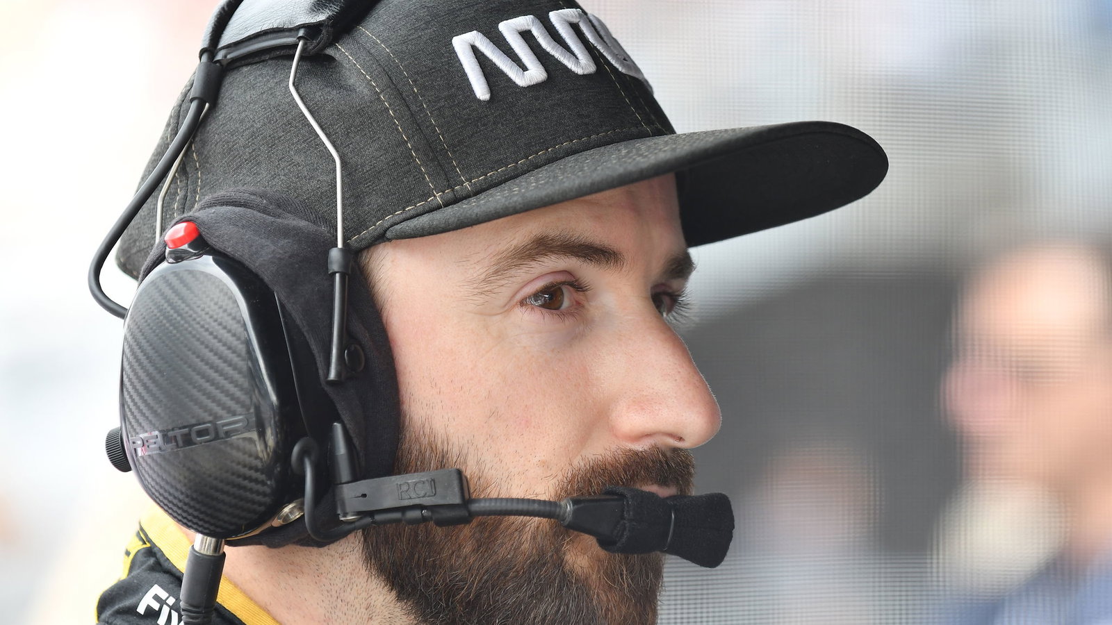 James Hinchcliffe berjalan menjauh dari shunt kualifikasi Indy 500