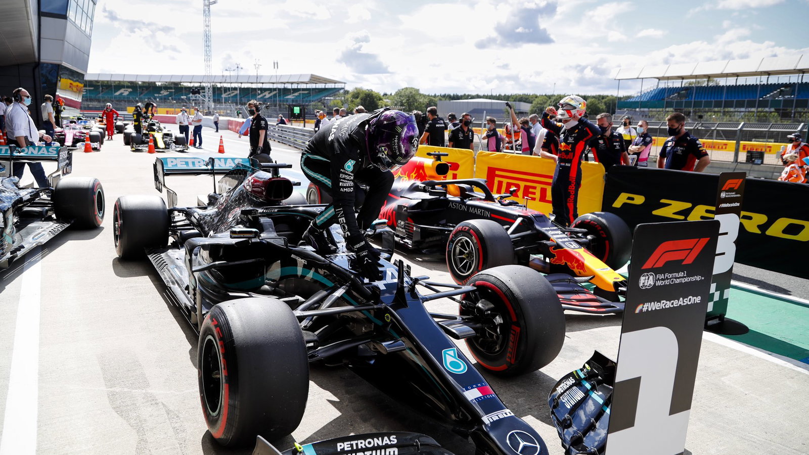 Hamilton menempati posisi ketujuh F1 GP Inggris saat Mercedes mendominasi