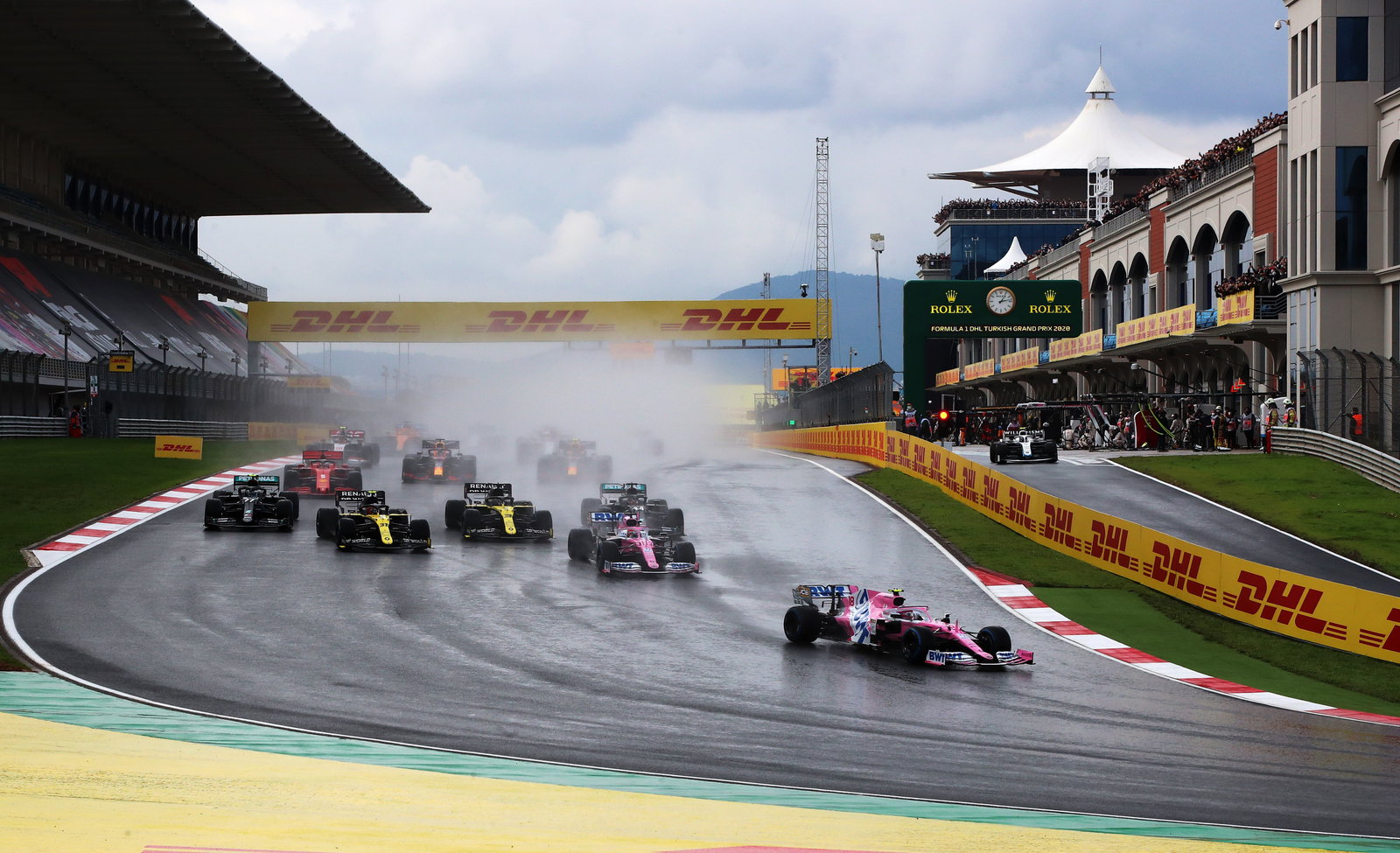 Hamilton memenangkan GP Turki basah yang mendebarkan untuk merebut gelar F1 ketujuh