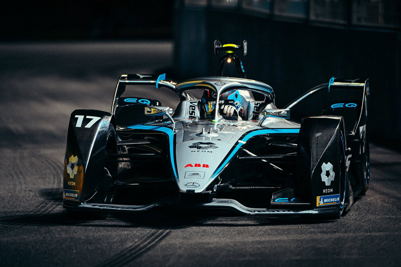 Sebastien Buemi mengalahkan Stoffel Vandoorne ke tiang Formula E.