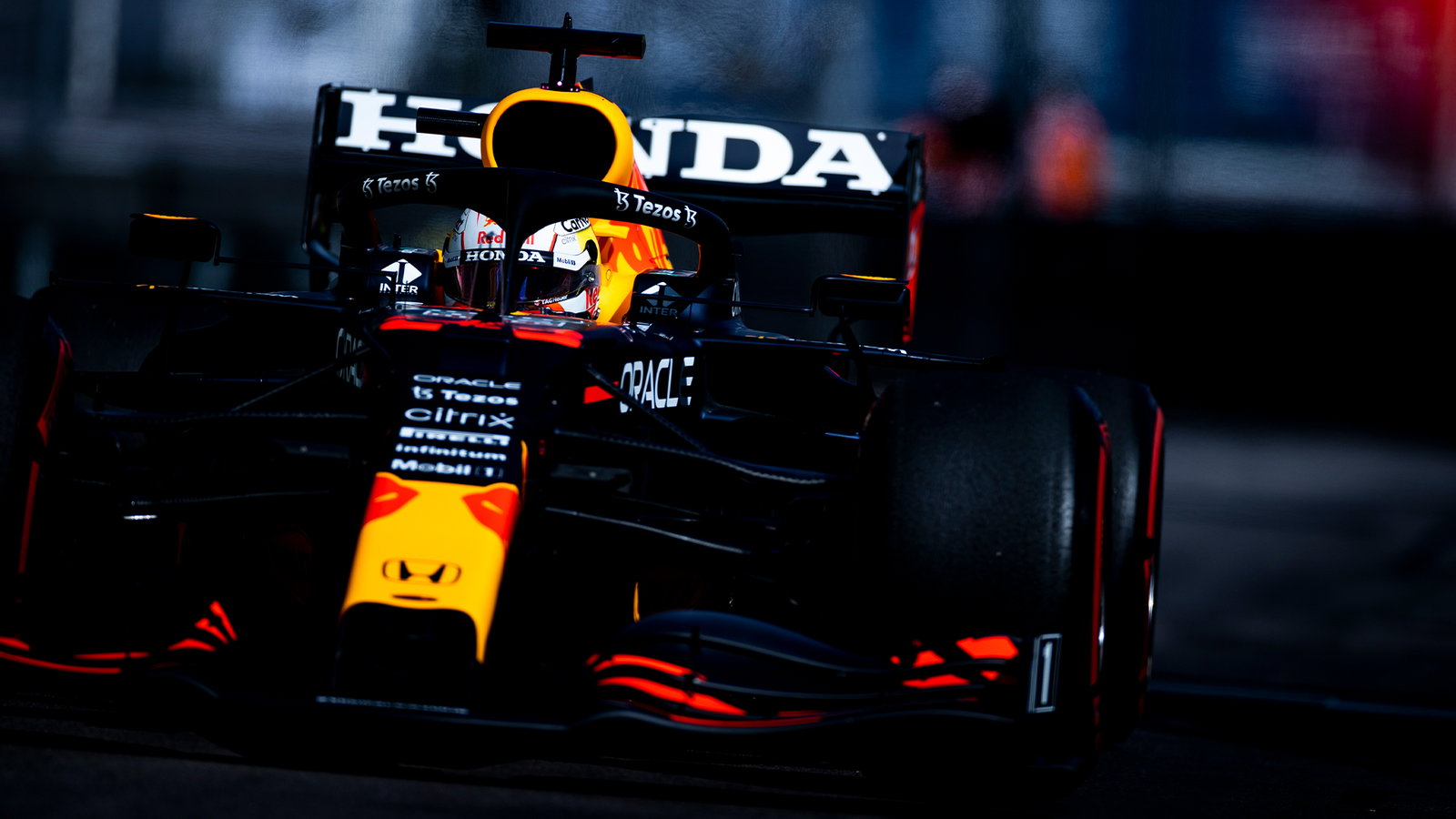 Hamilton Minta Mercedes Maksimalkan Penalti Mesin Verstappen