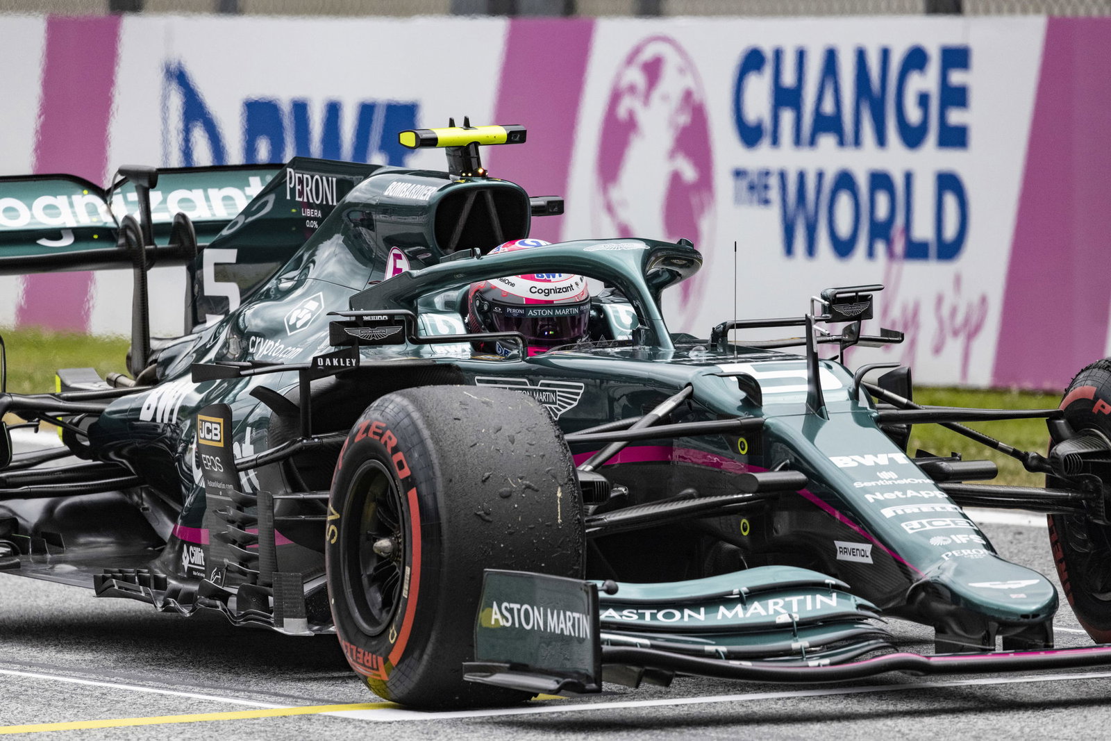 Lewis Hamilton signs new two-year F1 deal with Mercedes