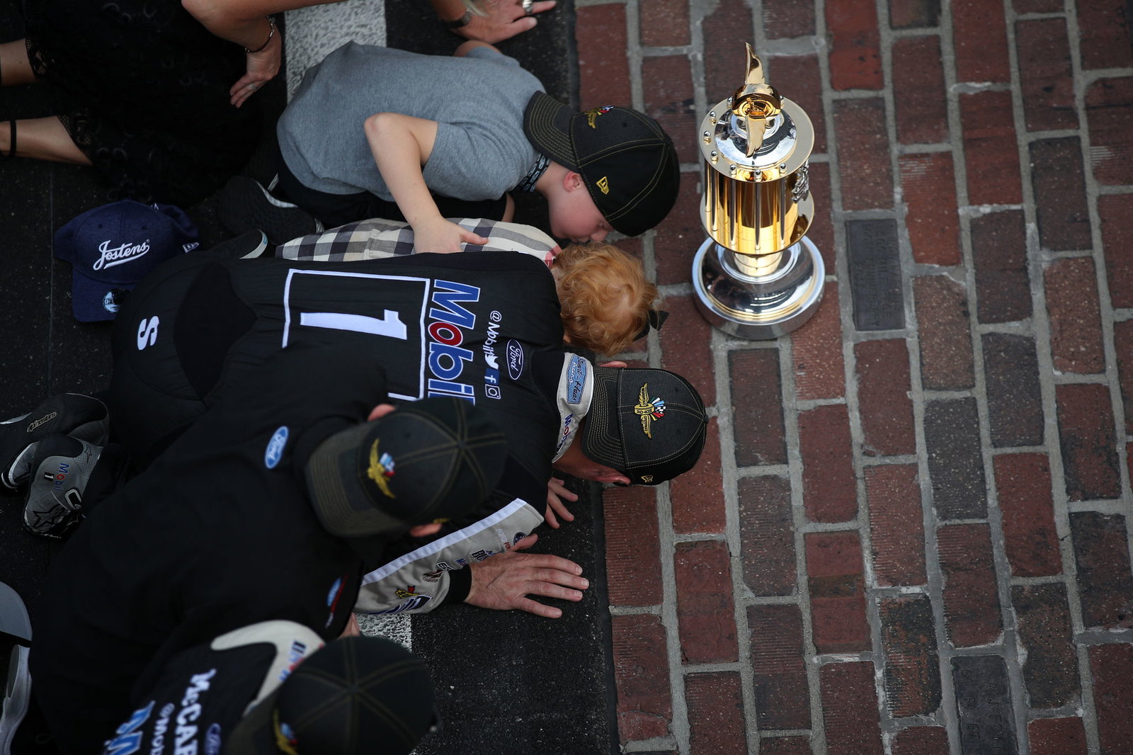 Peluang Jimmie Johnson untuk mendapatkan tempat di babak playoff berakhir dengan kehancuran di Indy