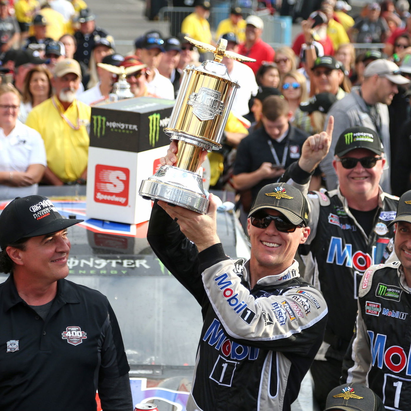 Bubba Wallace selamat dari kekacauan untuk menempati urutan ke-3 di Indianapolis