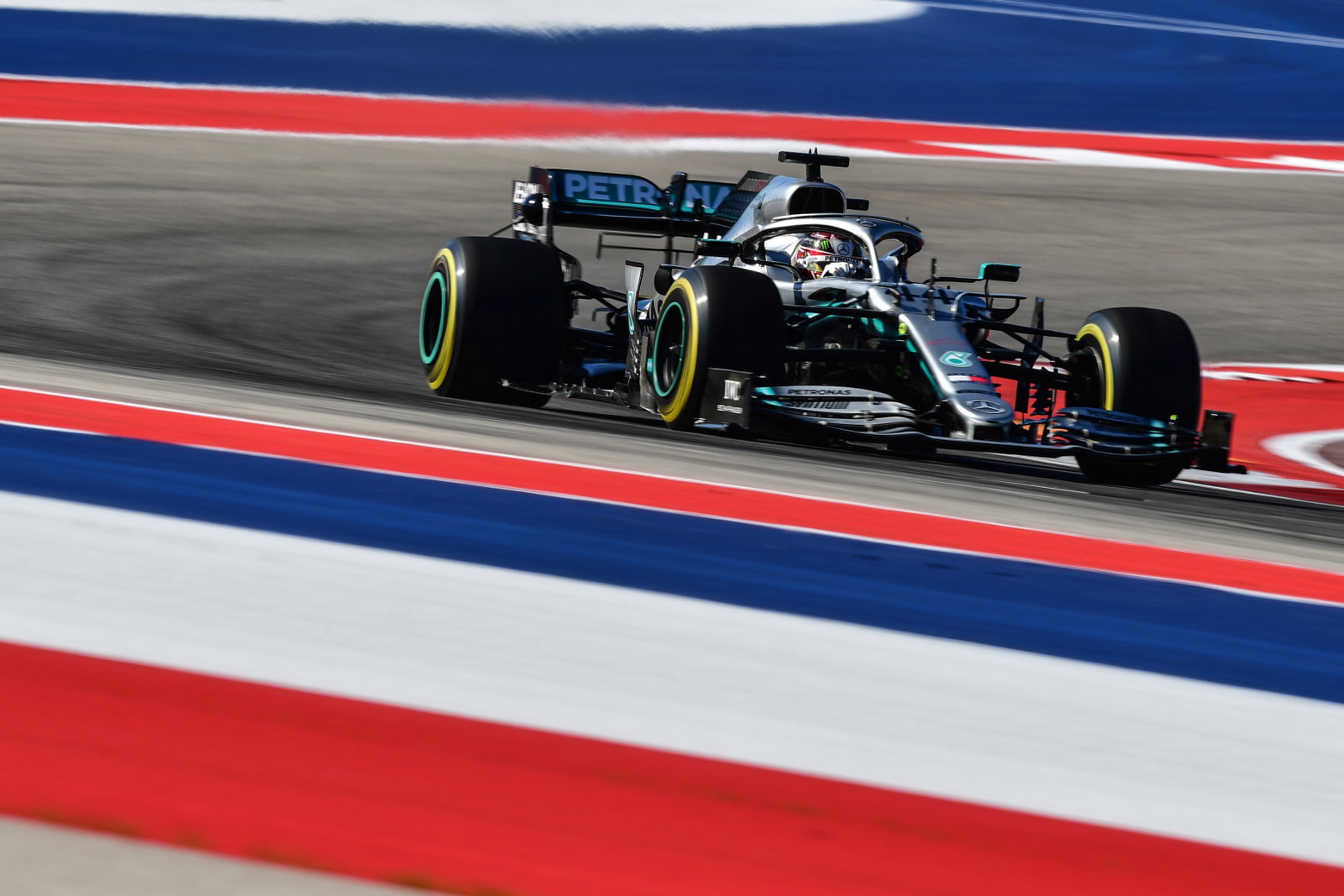 Lewis Hamilton tercepat di GP AS FP2 saat Romain Grosjean terjatuh