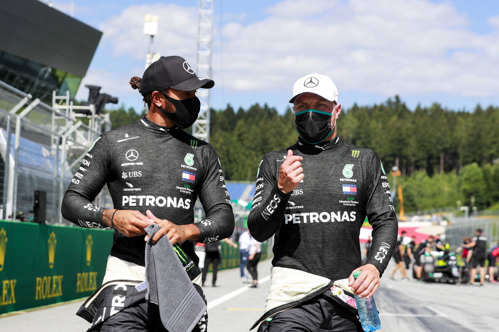 Hamilton menghindari penalti karena pelanggaran batas trek, menjaga barisan depan F1