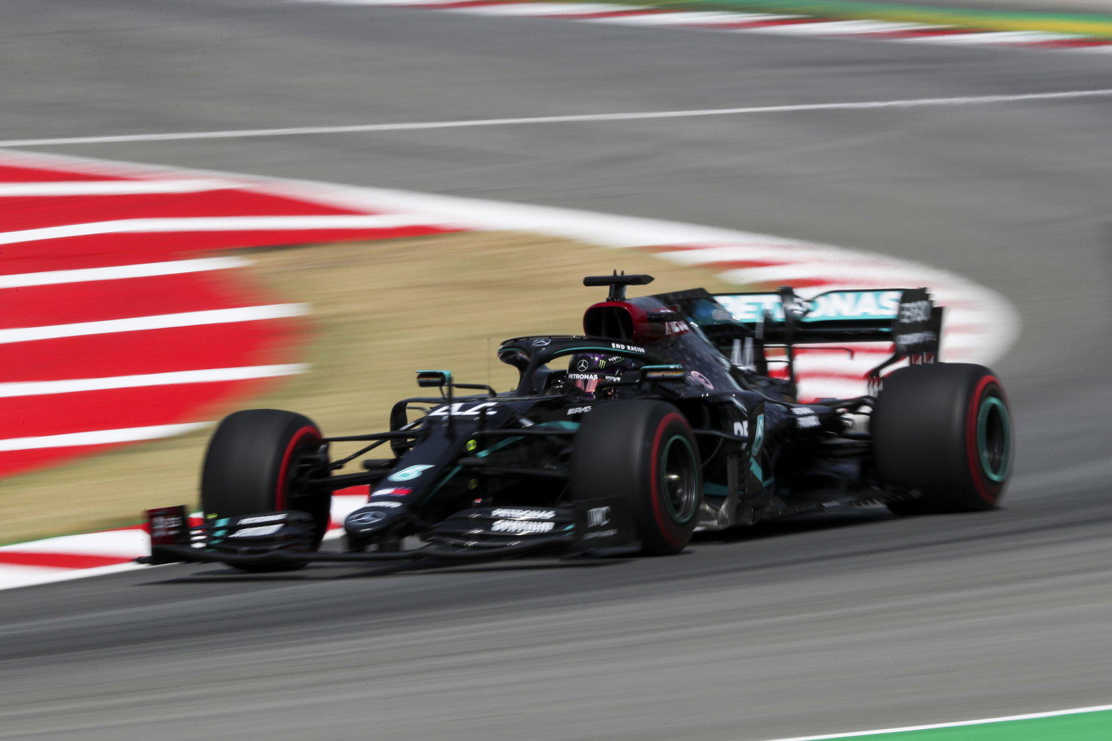 Lewis Hamilton menambah tekanan pada Pirelli untuk ban F1 yang lebih baik
