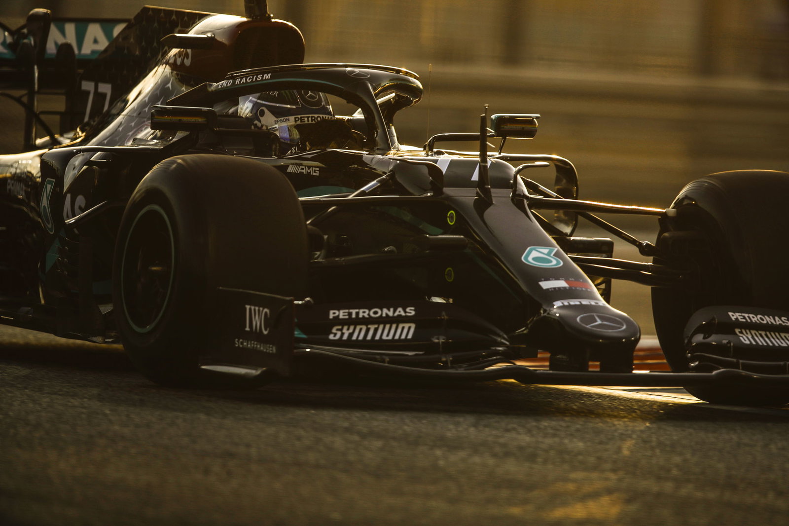 Hamilton and F1 stars pay tribute to ‘true hero’ Captain Sir Tom Moore