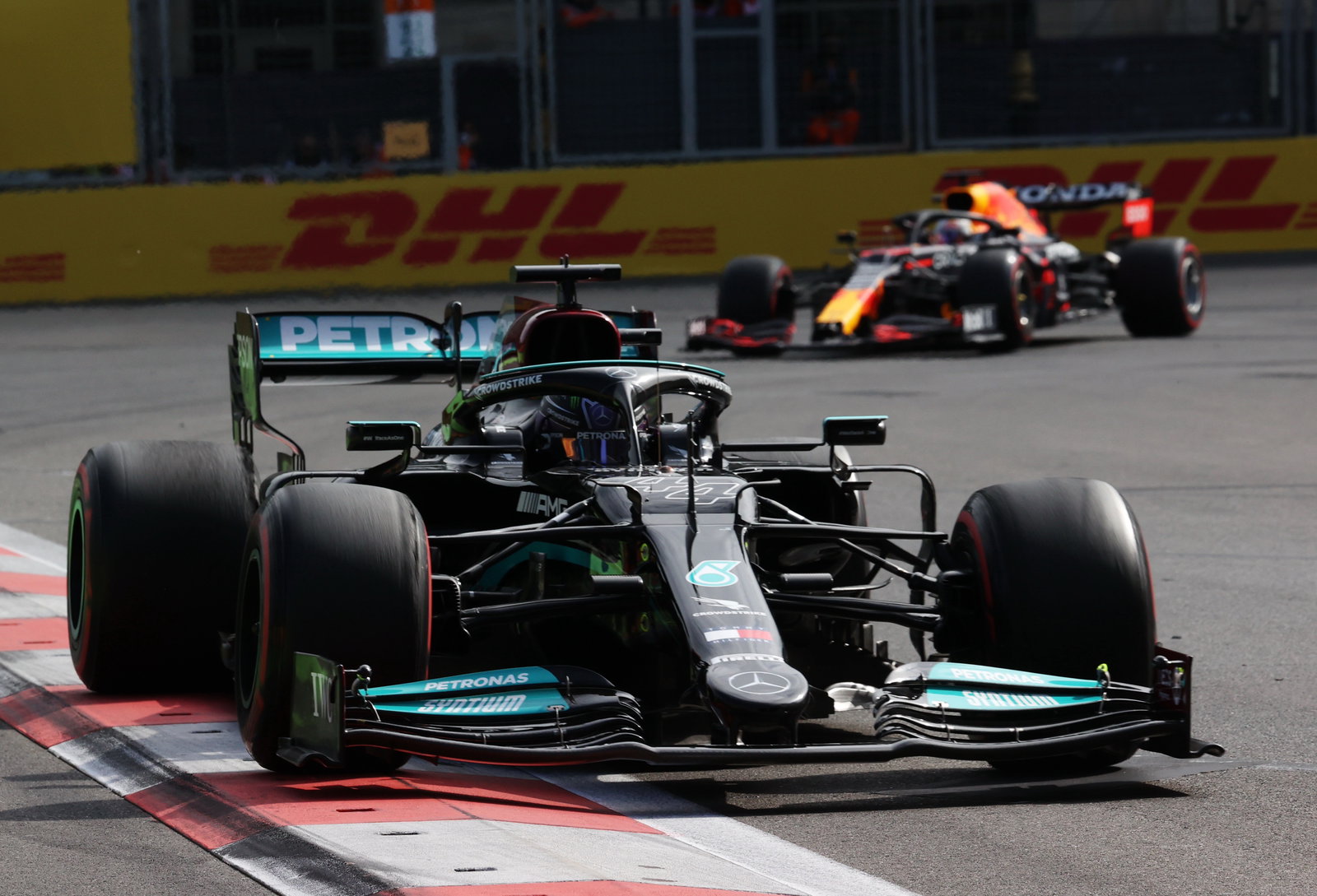 F1 GP Azerbaijan: Digeser Ferrari, McLaren Selamatkan Poin di Baku