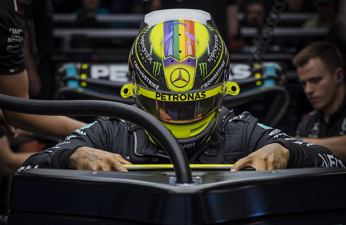 ‘That’s really dangerous’ - Mercedes F1 teammates Lewis Hamilton and George Russell in dramatic qualifying collision
