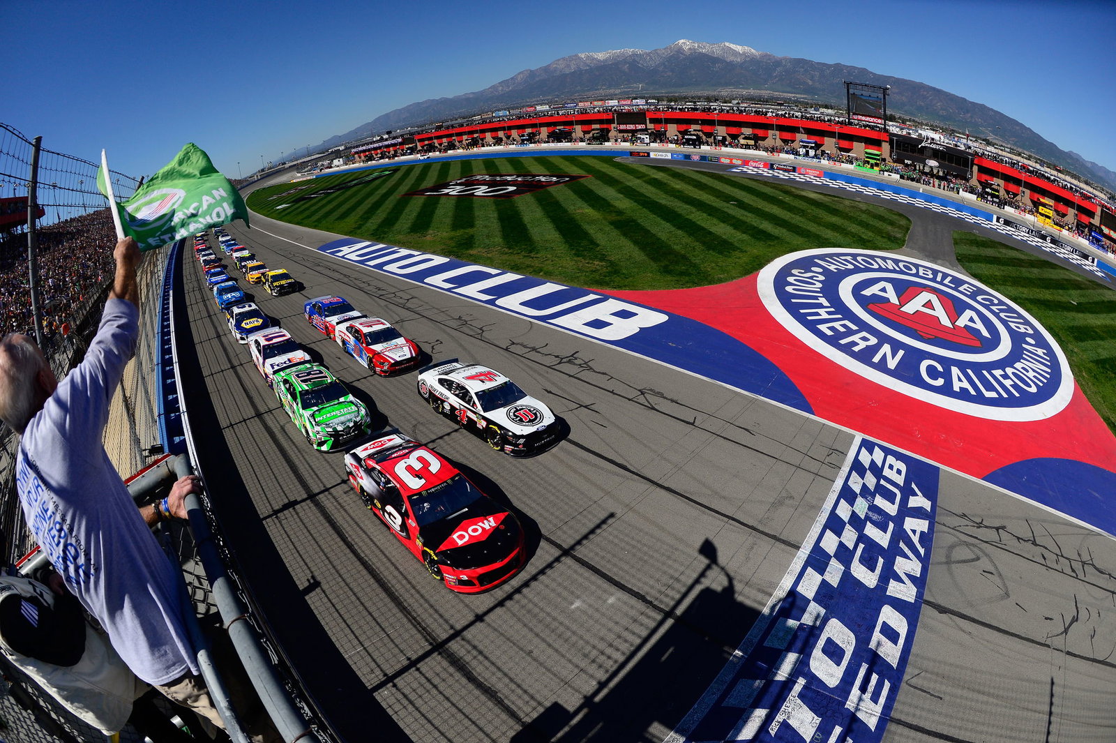 Logano pips Almirola untuk Martinsville Pole
