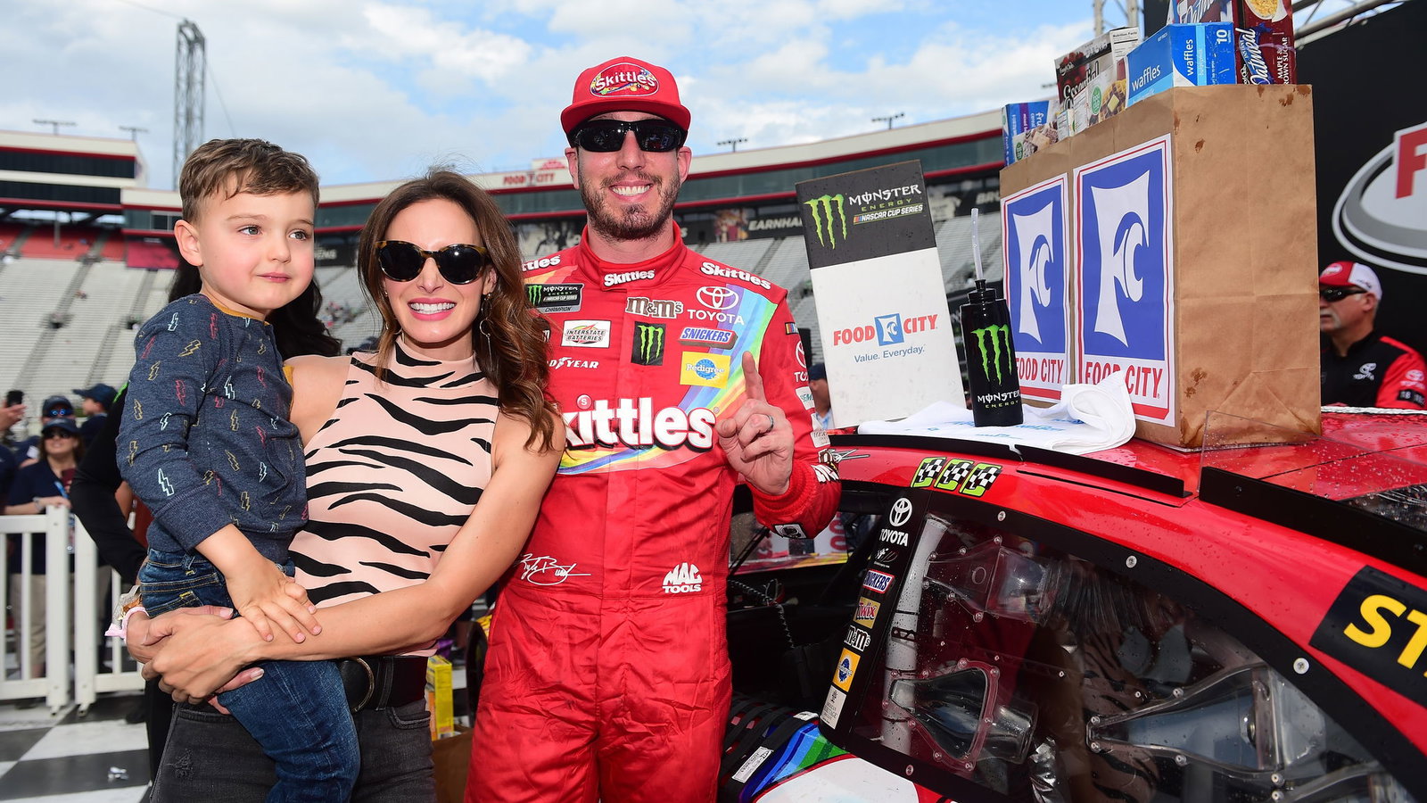 Kyle Busch mengalahkan kakaknya Kurt untuk kemenangan Bristol