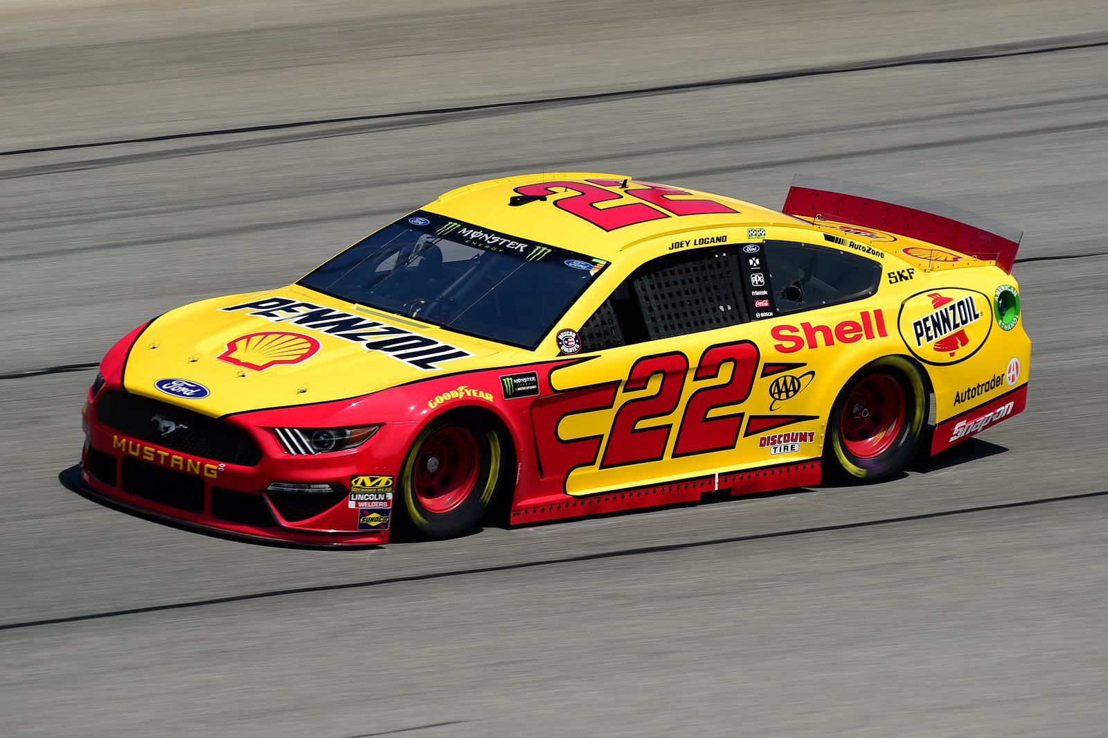 Alex Bowman menangkis Kyle Larson untuk kemenangan NASCAR perdananya di Chicago