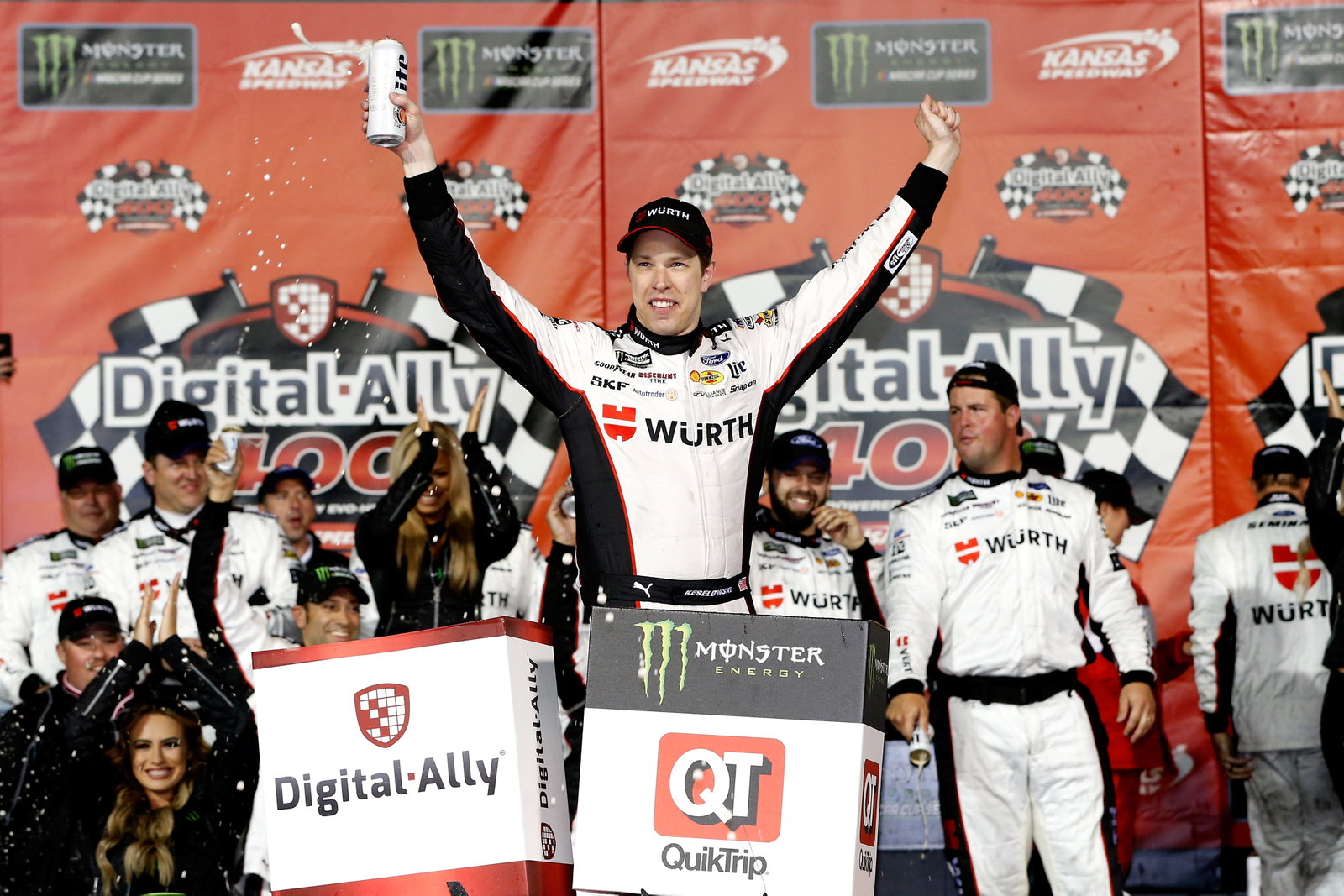 Elliott outlasts Harvick for Kansas stage 2 win