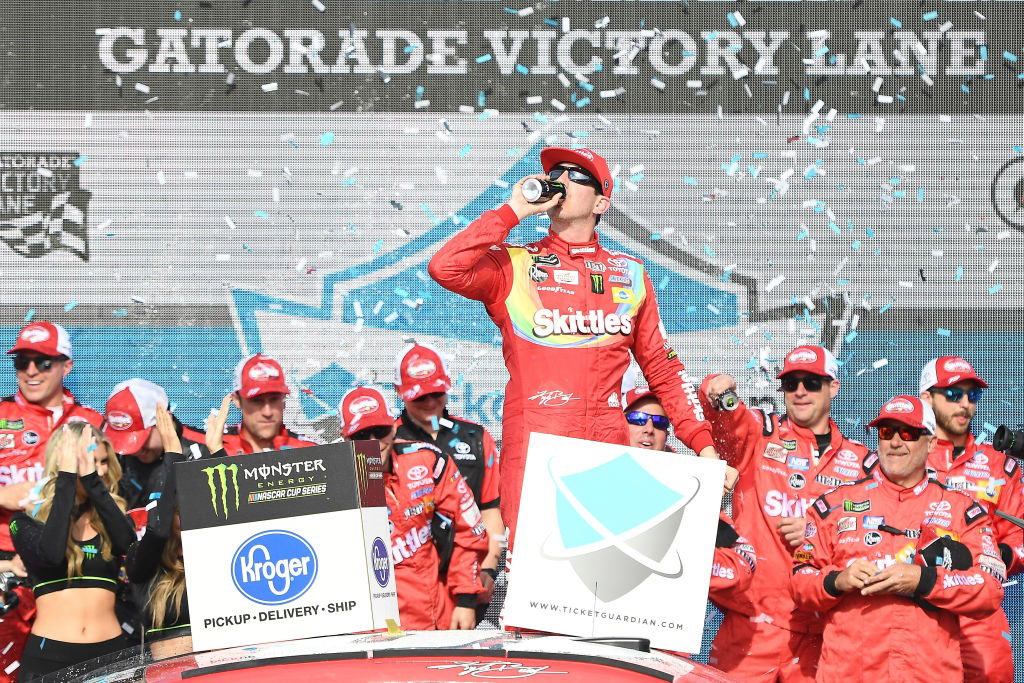 Kyle Busch mencetak NASCAR menang 199 di Phoenix