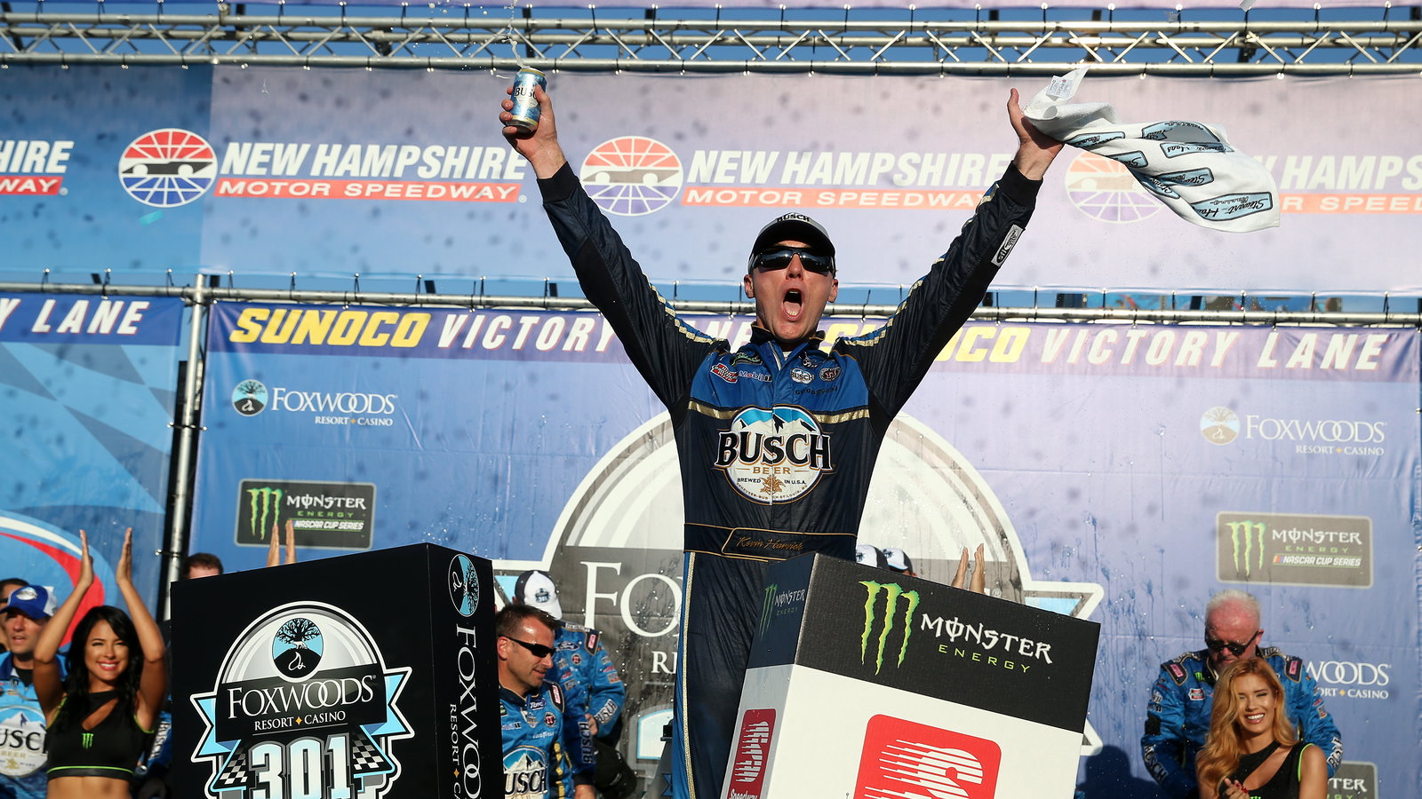 Kevin Harvick selamat dari Denny Hamlin untuk memenangkan New Hampshire 301