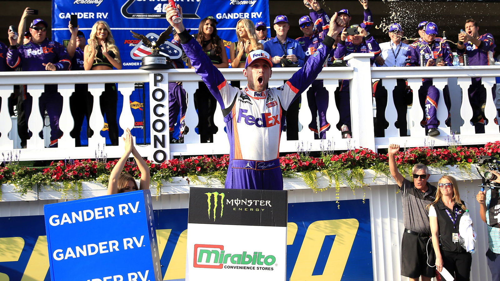 Denny Hamlin mengalahkan Erik Jones di Pocono melalui perpanjangan waktu