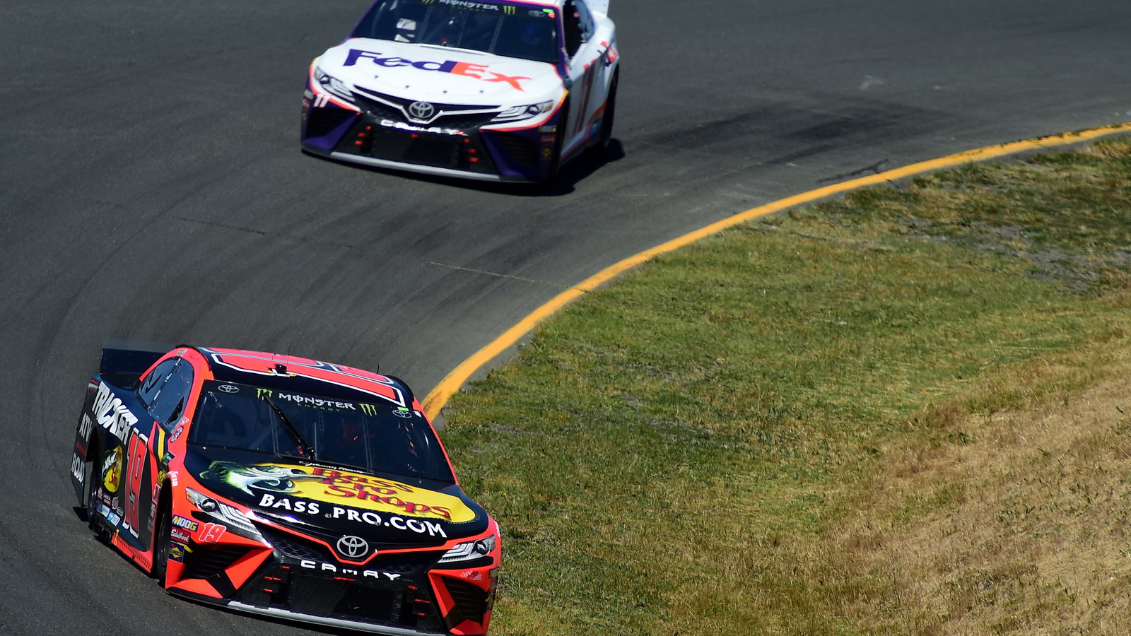 Martin Truex, Jr menangkis rekan setimnya Kyle Busch untuk kemenangan balapan Sonoma