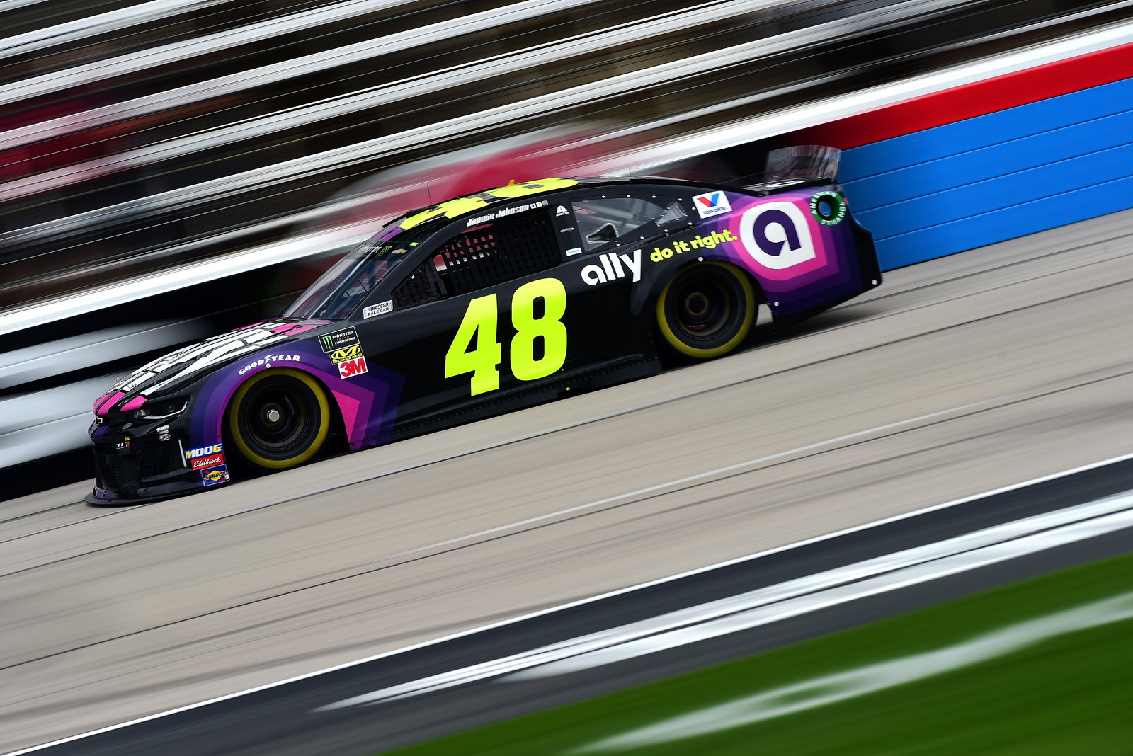 Jimmie Johnson memenangkan pole Texas setelah mendominasi sesi