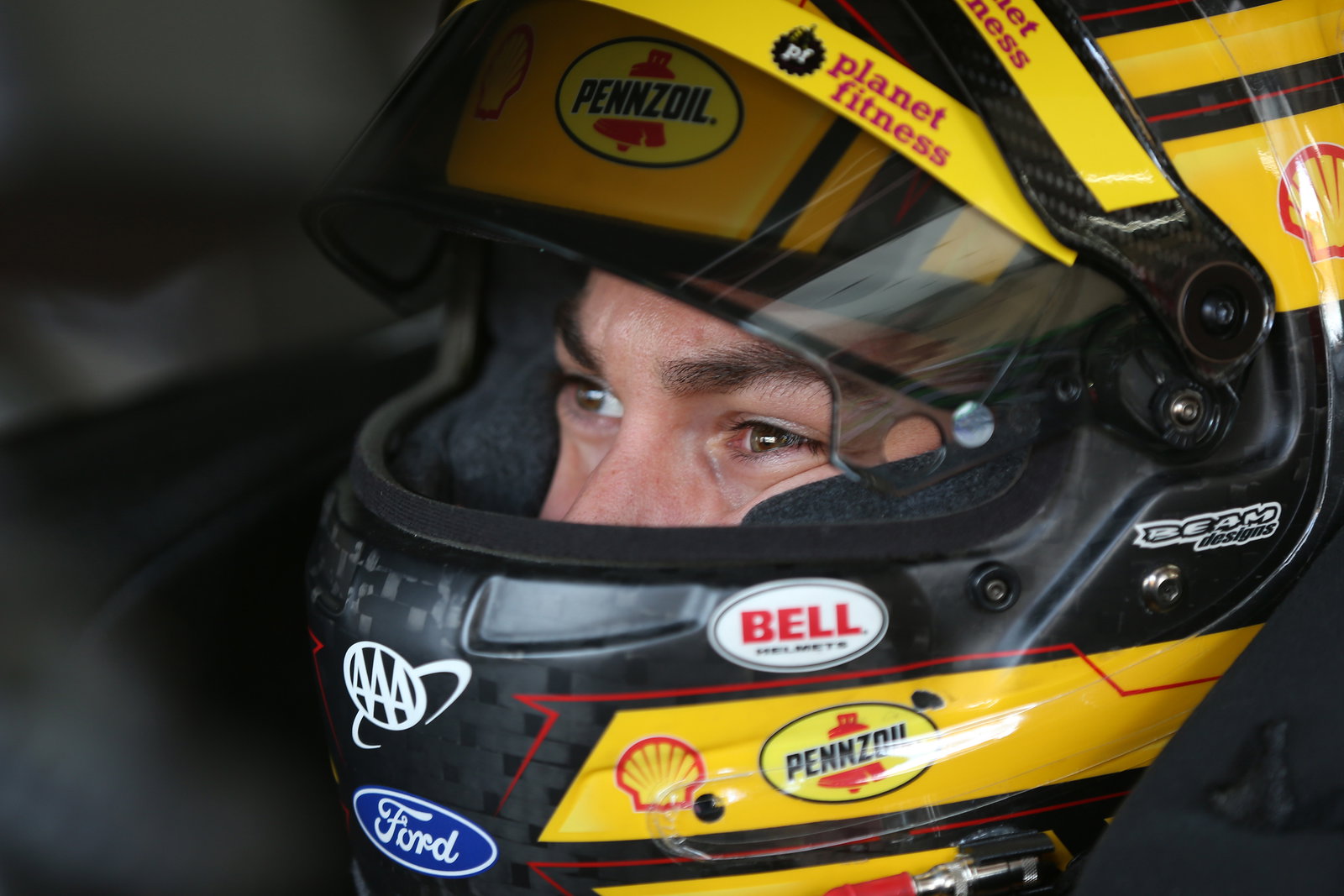 Kevin Harvick mengulurkan bahan bakar untuk membawa kemenangan Michigan