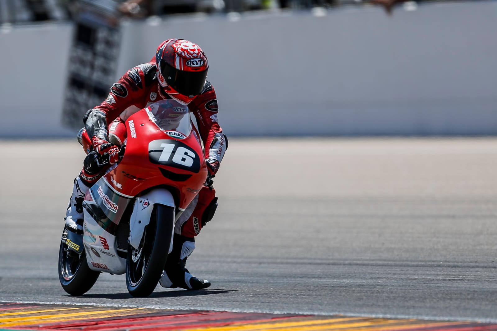 Acosta Pastikan Gelar di Moto3 Algarve yang Dramatis