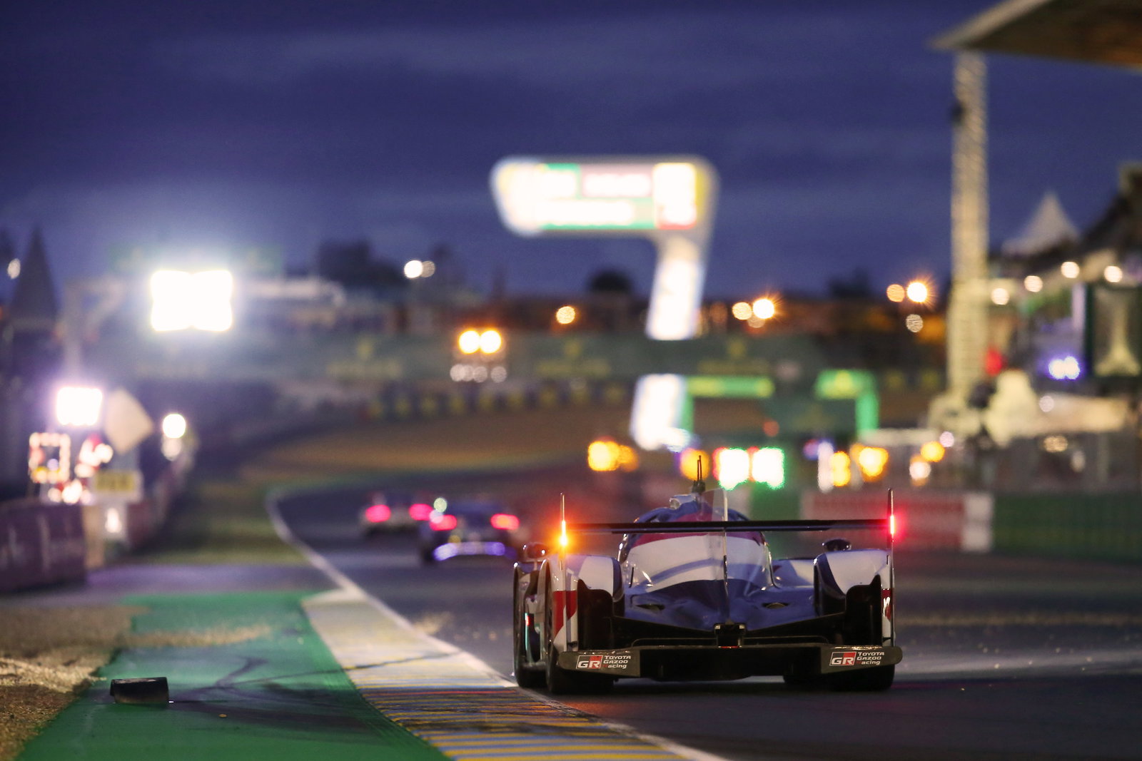 Kobayashi menahan Buemi di tengah-tengah Le Mans 24 Jam