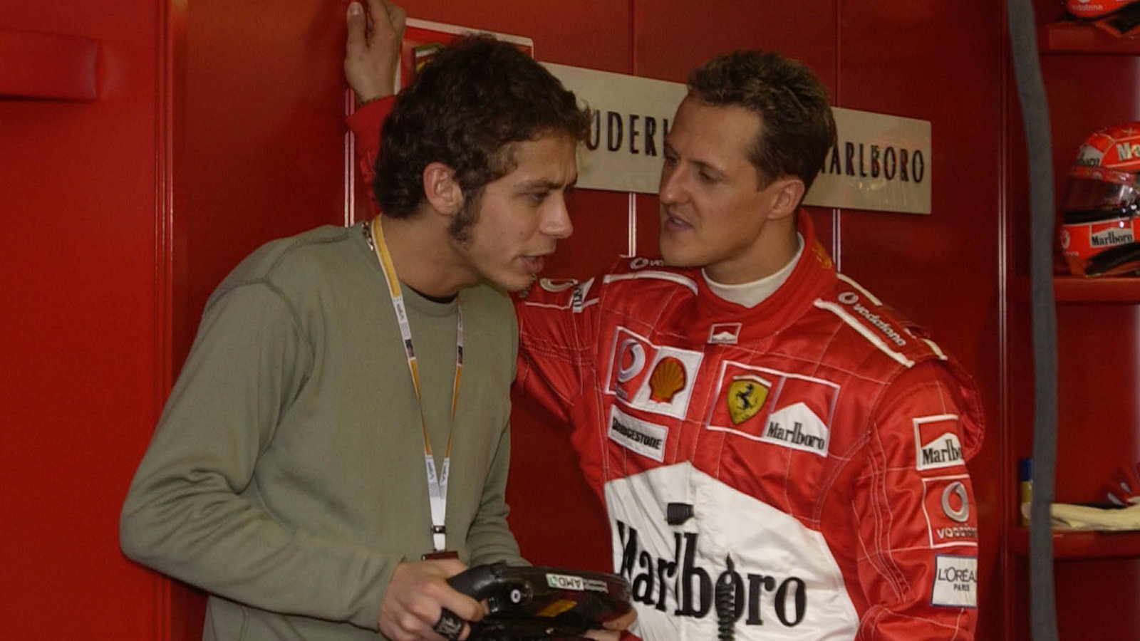 Valentino Rossi 'tertegun' Michael Schumacher selama tes pertama Ferrari F1