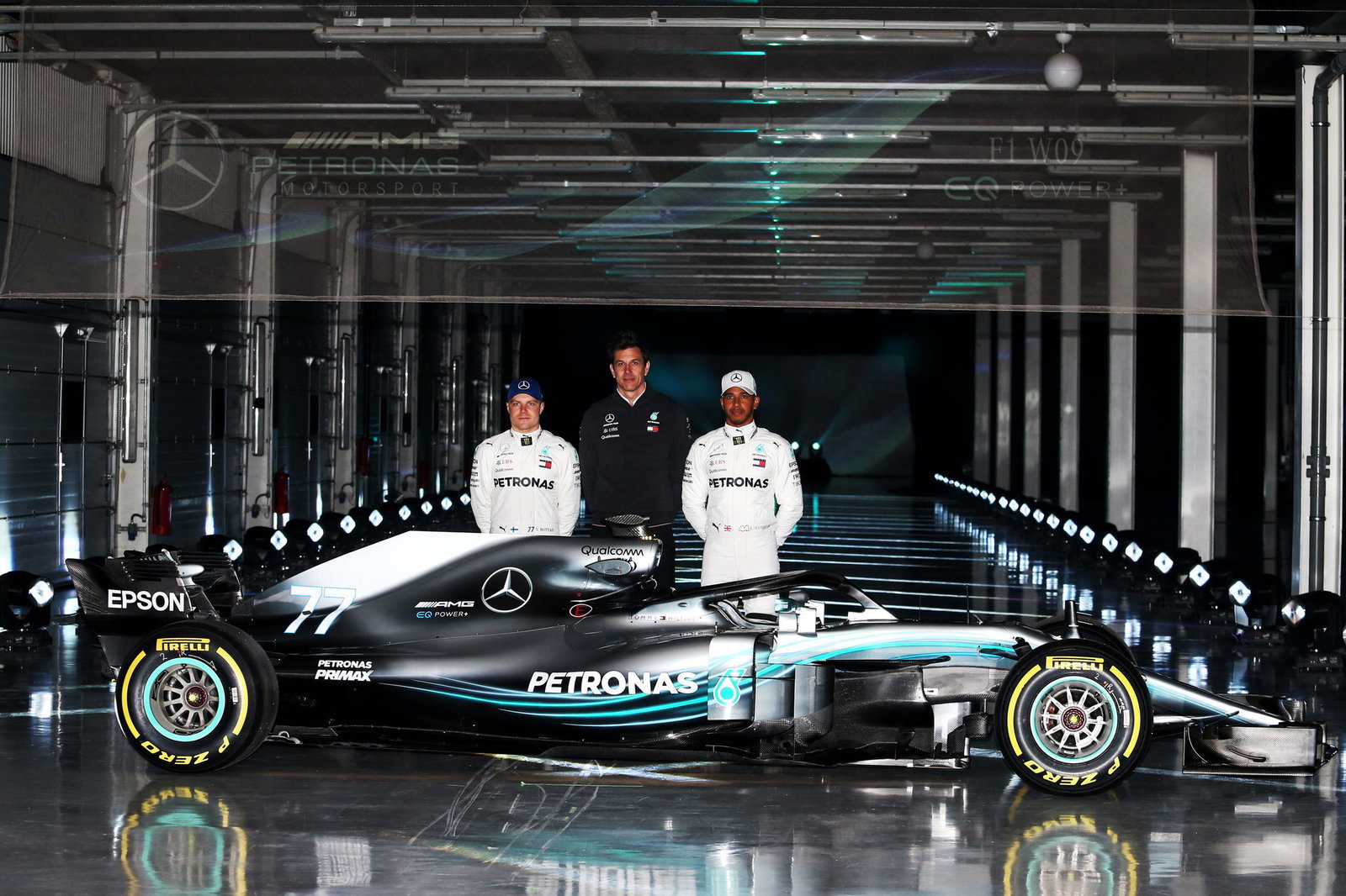 Lewis Hamilton berharap bisa menandatangani kontrak baru Mercedes F1 dalam bulan depan