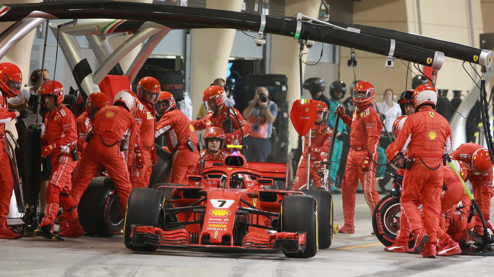 Mekanik Ferrari F1 yang cedera kembali ke kru pit untuk musim 2019