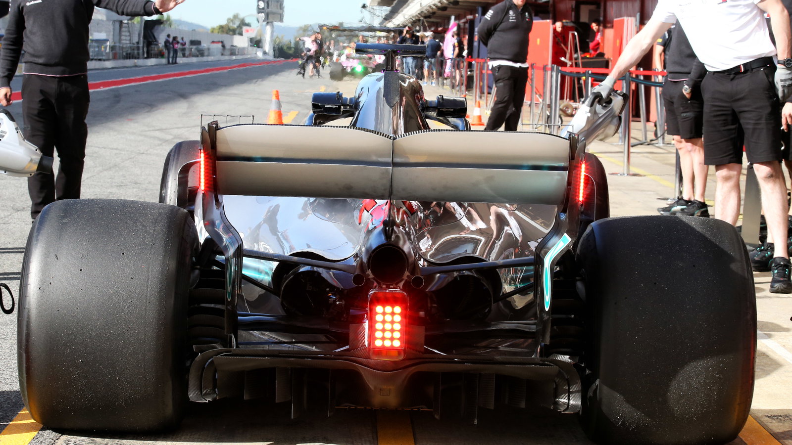 Mobil Formula 1 menggunakan lampu hujan pelat ujung belakang mulai 2019
