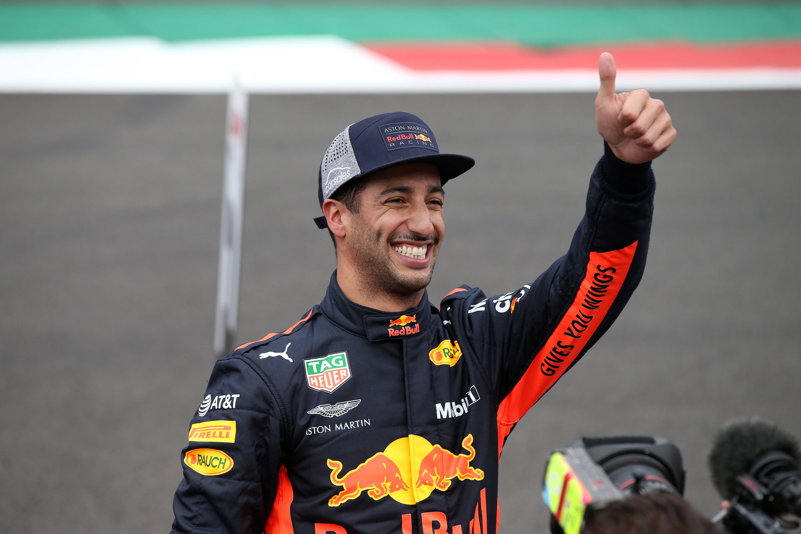 Ricciardo snatches Mexican GP pole from Verstappen with late lap