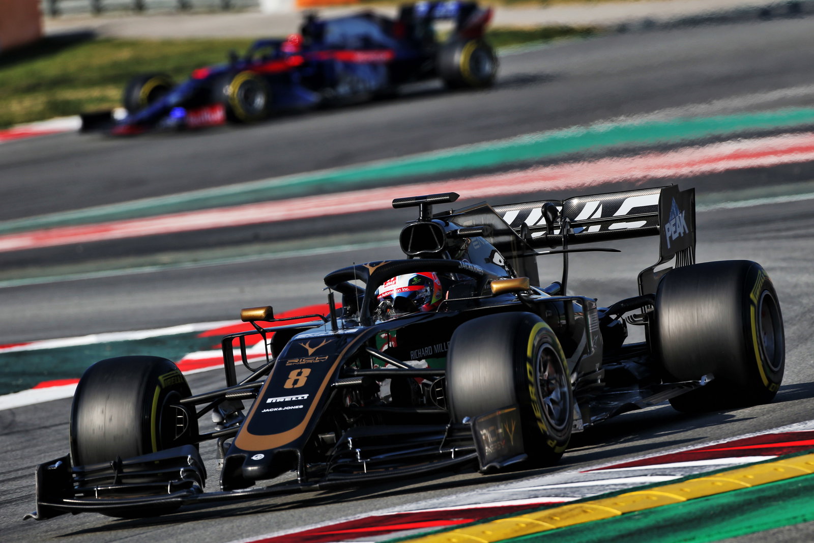 Vettel lowers pace for Ferrari on final morning of F1 testing