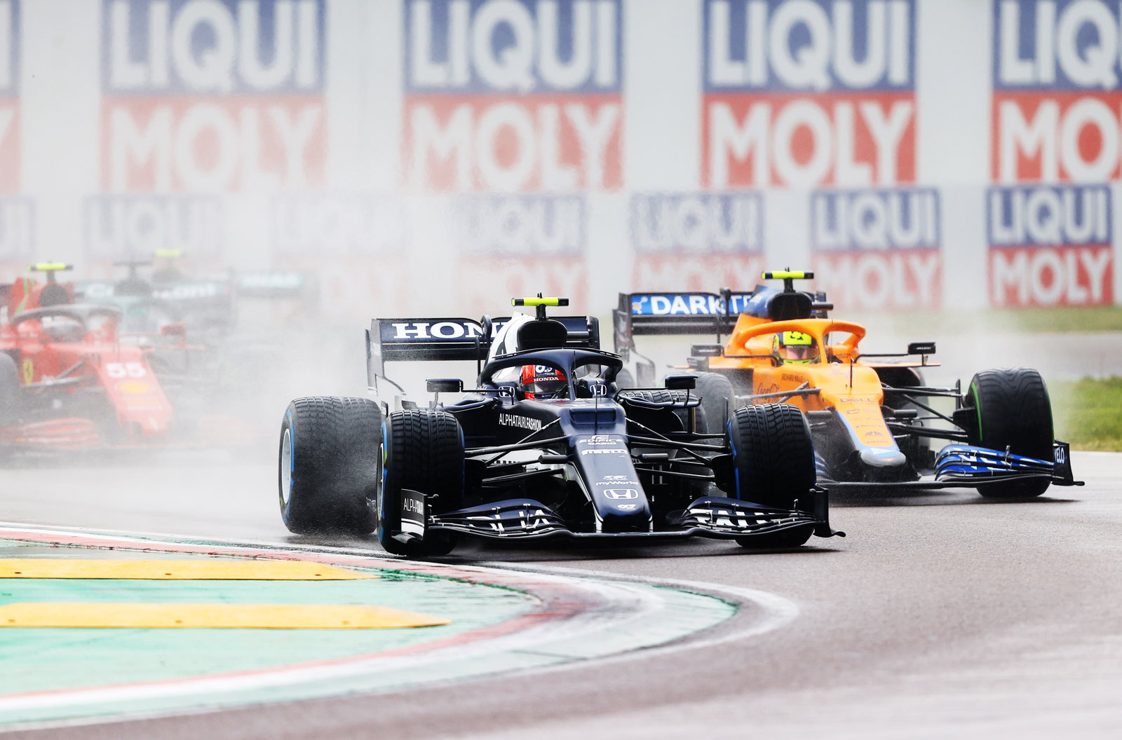 Lewis Hamilton Menjajal Prototype Ban Pirelli 18 inci di Imola