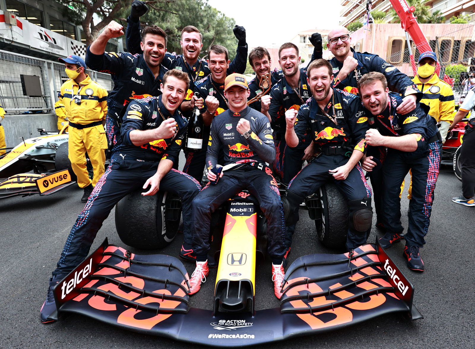 Turut Rayakan Podium Sainz, Ferrari Puji Charles Leclerc