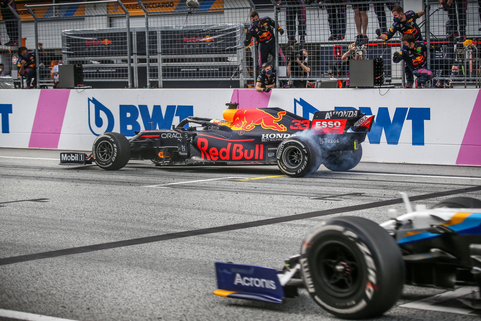 Ketimbang Selebrasi Verstappen, Alonso Sarankan FIA Awasi Batas Trek