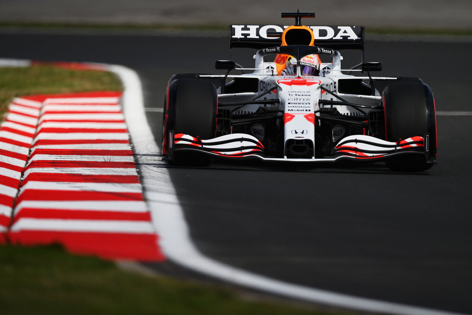 F1 GP Turki: Hamilton Kembali Tercepat, Verstappen Kesulitan