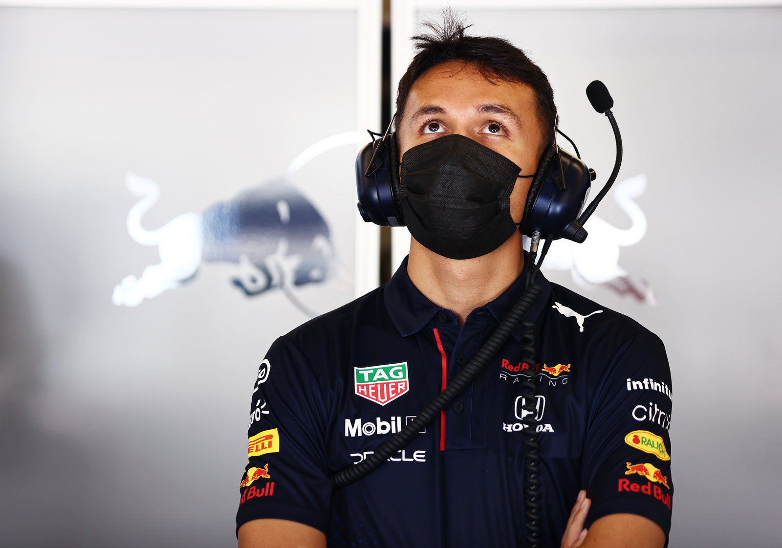 Hamilton Membantu Russell Saat Melakukan Seat-Fitting Mercedes
