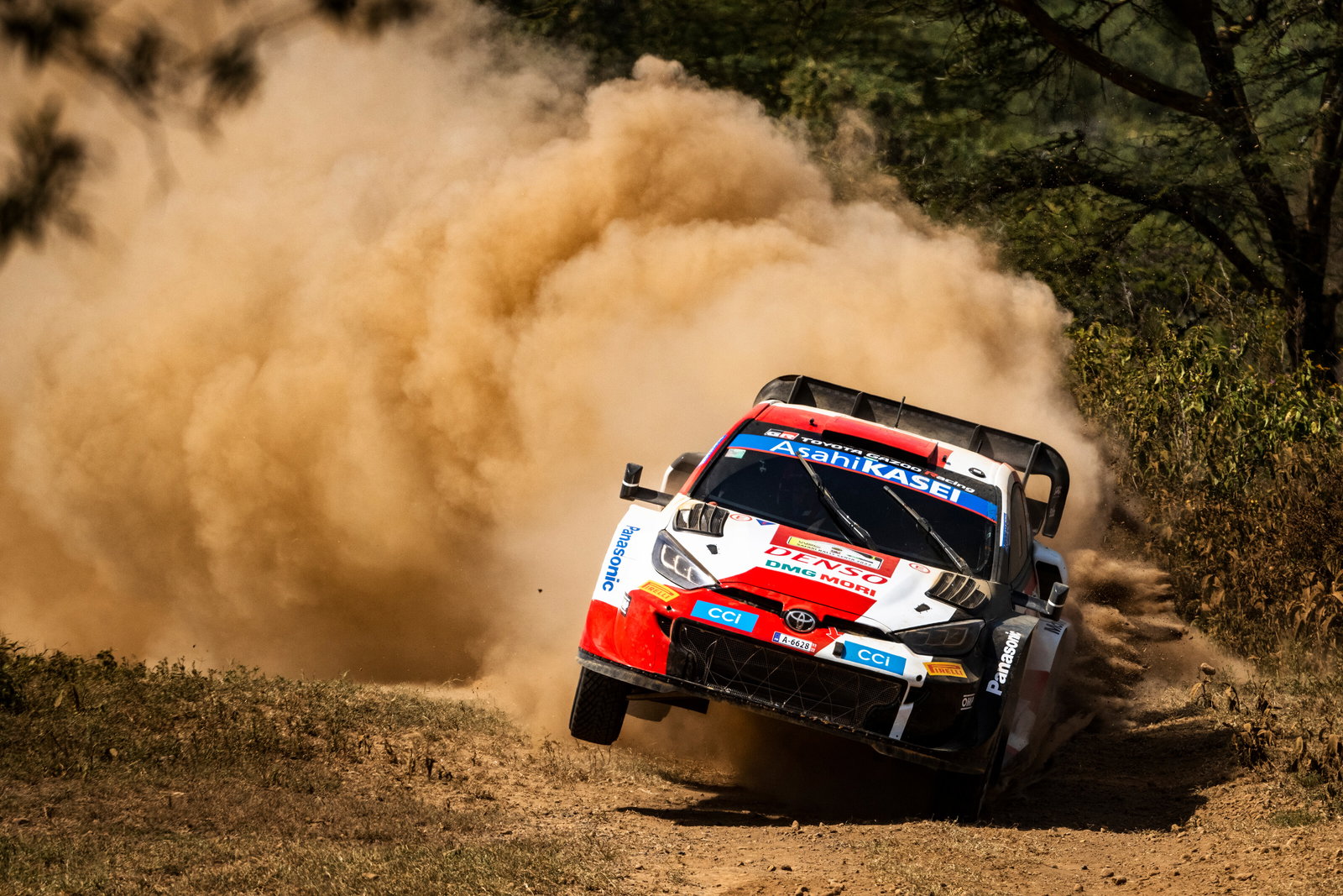 WRC Safari Kenya: Ogier Bocor Ban, Rovanperra Memimpin