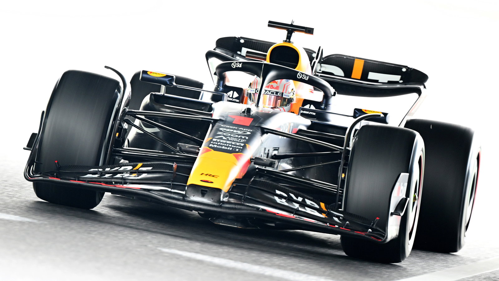 Red Bull kembali ke performa terbaiknya saat Max Verstappen memuncaki Grand Prix FP1 Jepang dengan selisih 0,6 detik