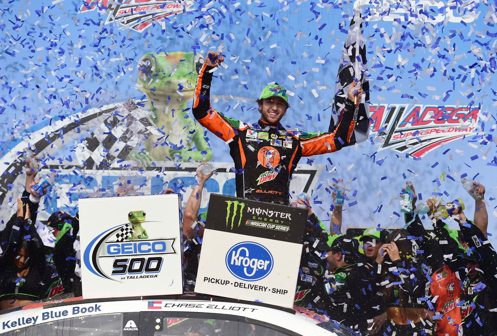 Chase Elliott leads Hendrick 1-2-3 in Talladega Stage 2