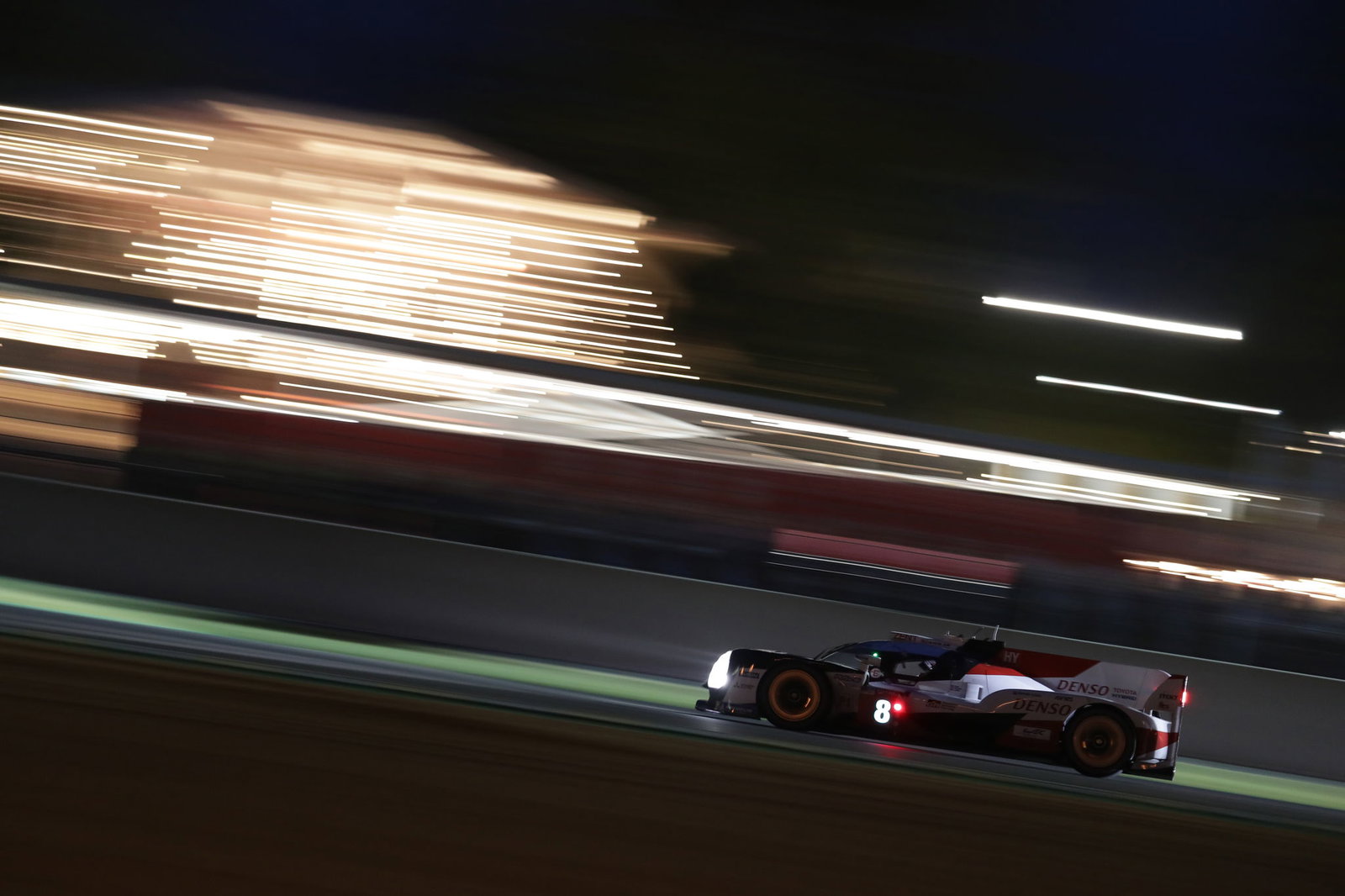 Lopez memimpin, Alonso mengejar saat fajar menyingsing di Le Mans