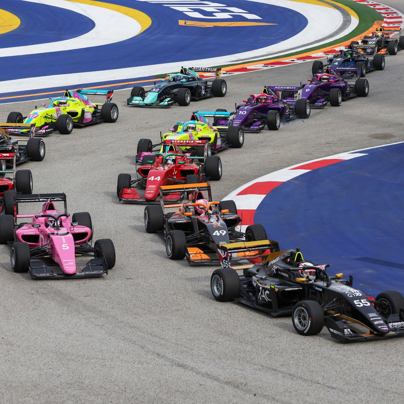 Dua pembalap Seri W dibawa ke rumah sakit setelah kecelakaan enam mobil Eau Rouge