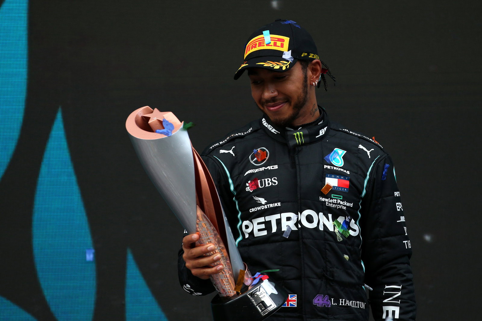 Hamilton memenangkan GP Turki basah yang mendebarkan untuk merebut gelar F1 ketujuh