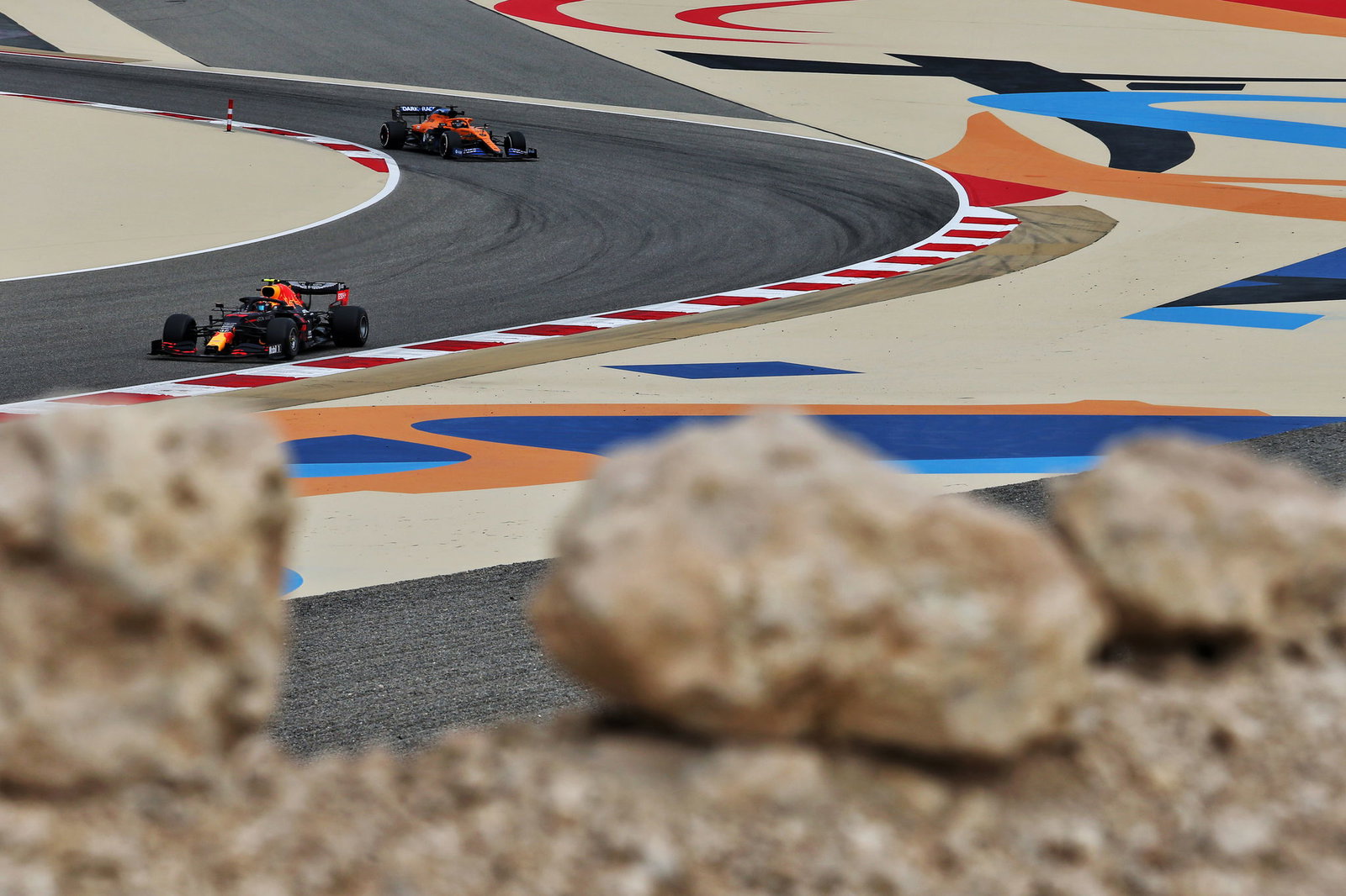 Juara F1 Hamilton memimpin Mercedes 1-2 di depan Perez di FP1 Bahrain