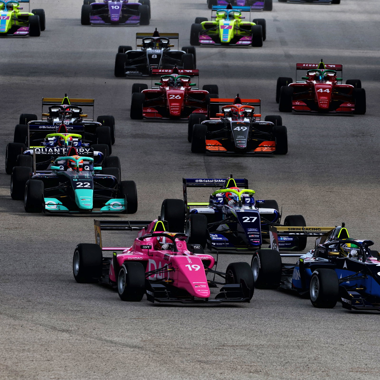 Dua pembalap Seri W dibawa ke rumah sakit setelah kecelakaan enam mobil Eau Rouge