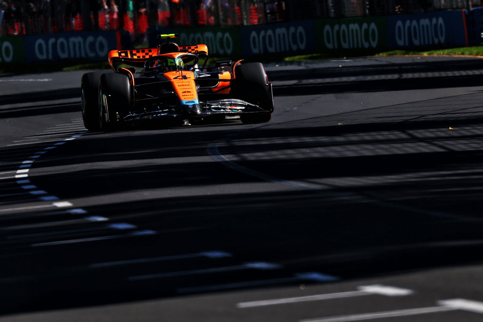 Verstappen Salahkan Race Control Atas Kekacauan Restart