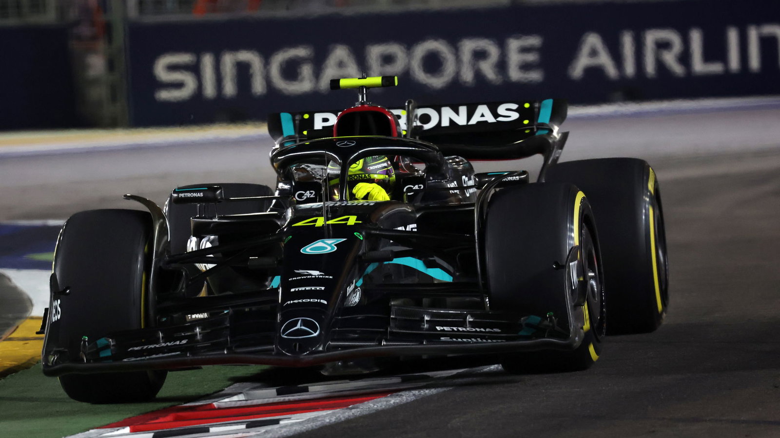 Hamilton Pede dengan Platform Mercedes setelah Jumat Terbaiknya