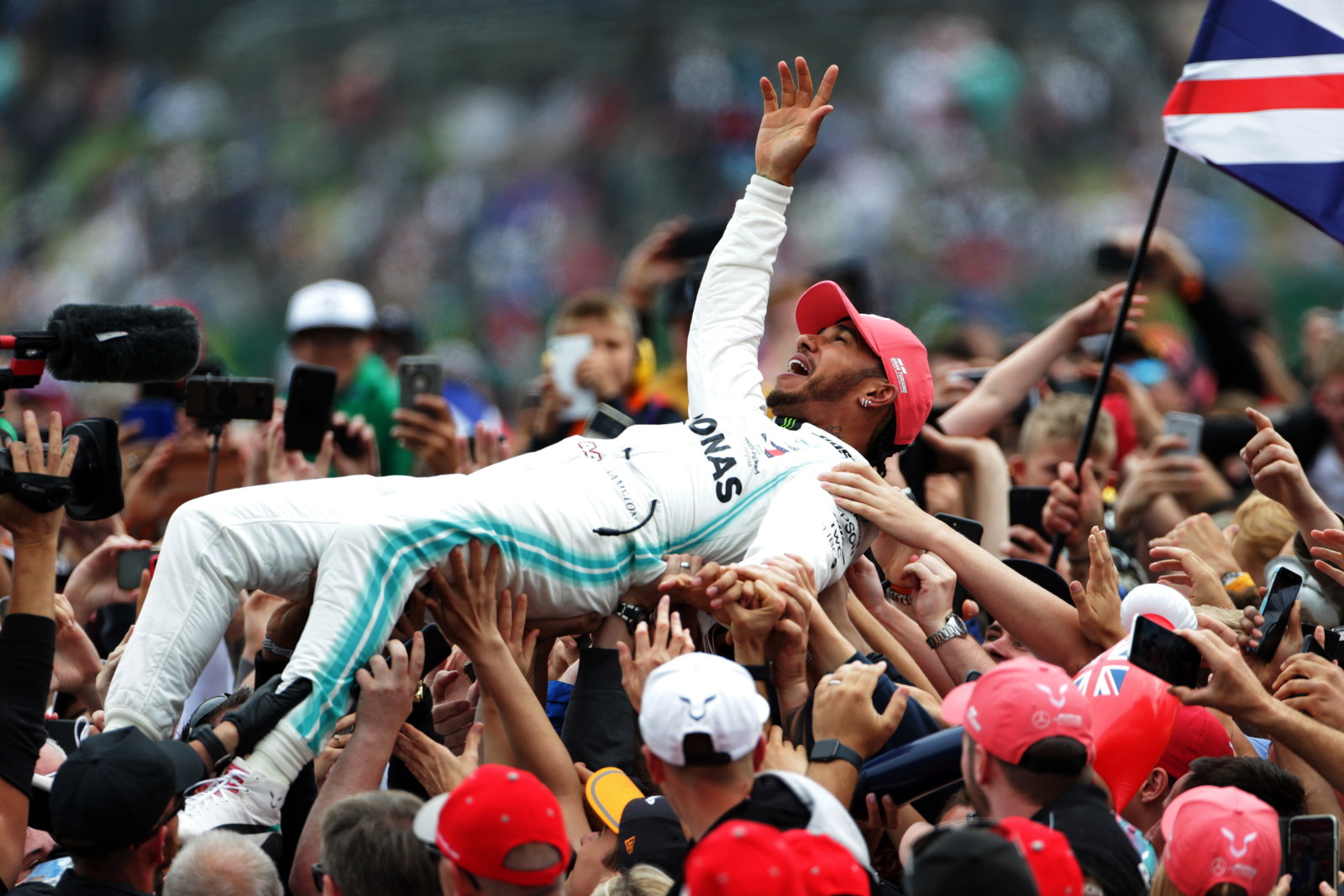 Lewis Hamilton Kritik Mobil F1 Modern yang Semakin Berat