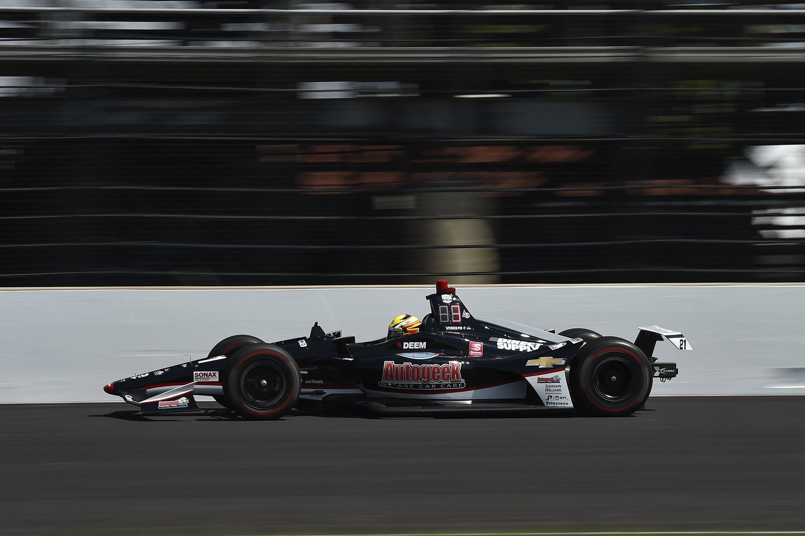 Pigot tetap di atas, Alonso dan Hinchcliffe di luar melihat ke dalam