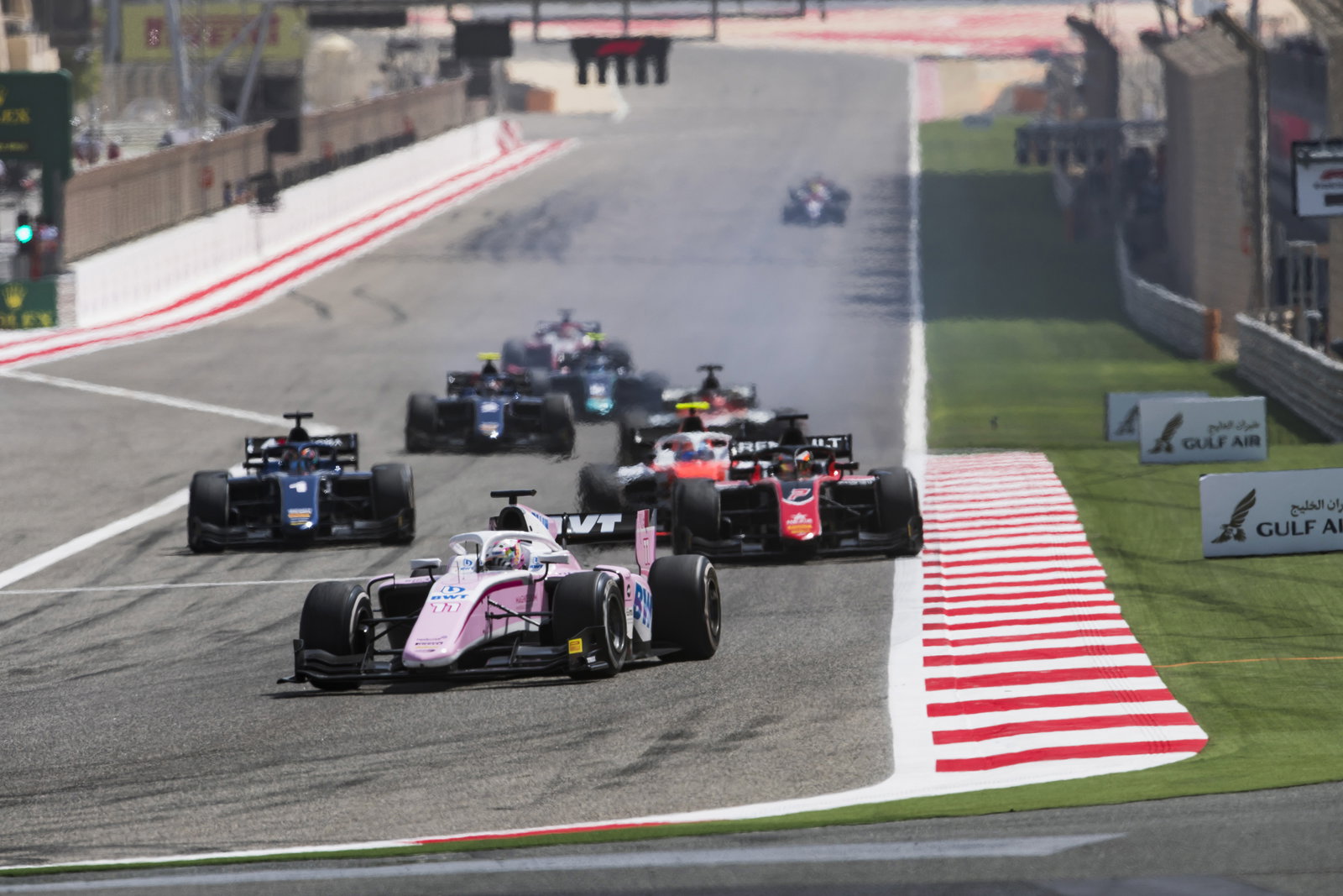 Artem Markelov dari Waktu Rusia memenangkan perlombaan lari cepat Formula 2 di Bahrain